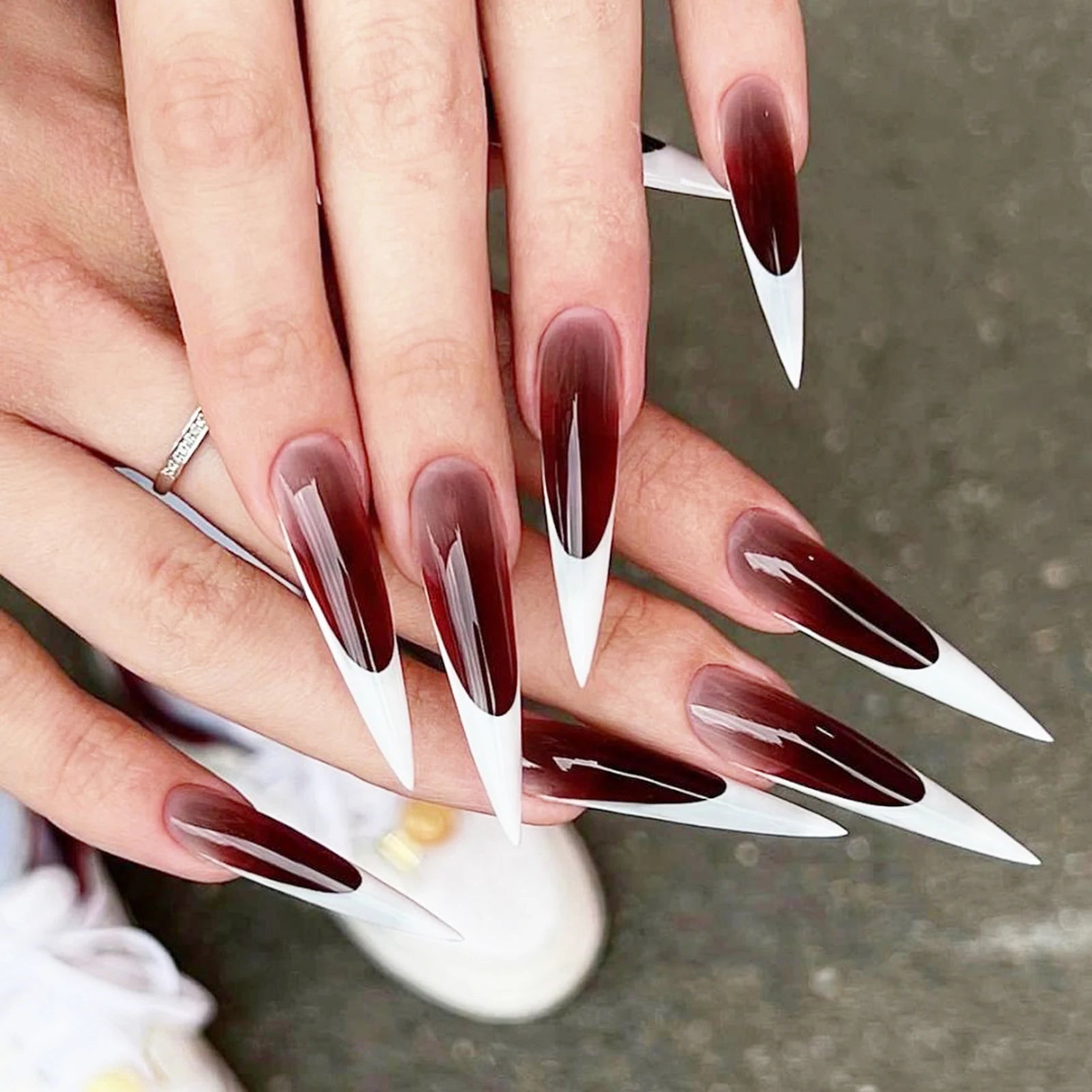 24pcs Glossy Black Fake Nails Set Press On Nail Tips Solid Color Long Stiletto Removable Artificial Nails Decoration Nail Art